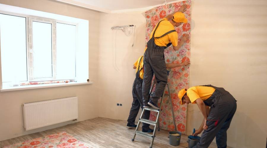 Vakmannen zijn aan het werk met behangen